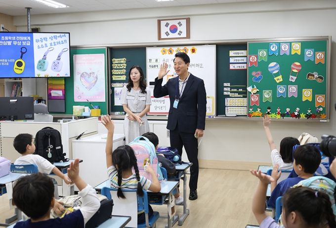 12일 광진구 양남초등학교를 찾은 오세훈 서울시장이 1학년 어린이들을 대상으로 초등안심벨 사용법을 설명하고 있다.