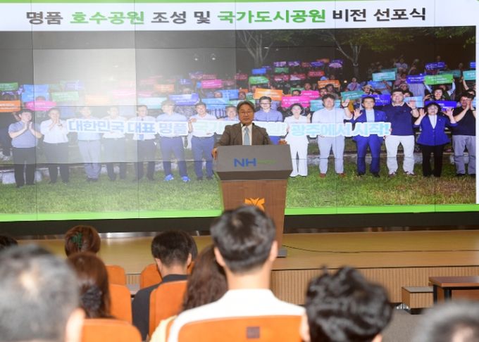 강기정 광주광역시장이 12일 오후 북광주농협 하나로마트 대회의실에서 열린 신용공원 조성 주민설명회에 참석해 인사말을 한 후 주민의견 청취 및 질의응답을 하고 있다. /광주광역시 제공