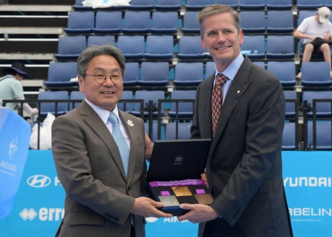 강기정 광주광역시장이 12일 5·18민주광장 특설경기장에서 그레그 이스턴 세계양궁연맹(WA) 신임 회장으로부터 대회 성공 개최 감사의 선물을 전달받고 있다. /광주광역시 제공
