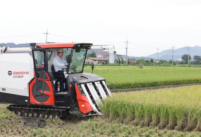 이범석 청주시장, 벼 수확 영농현장에 참여
