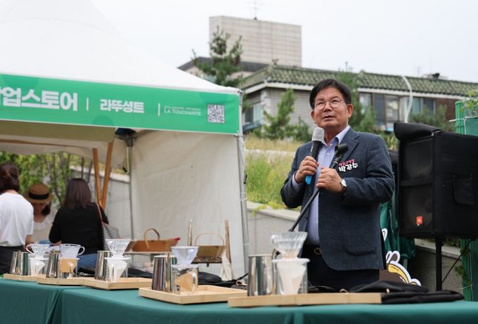 망원커피페스트의 성공적인 개최를 축하하는 박강수 마포구청장