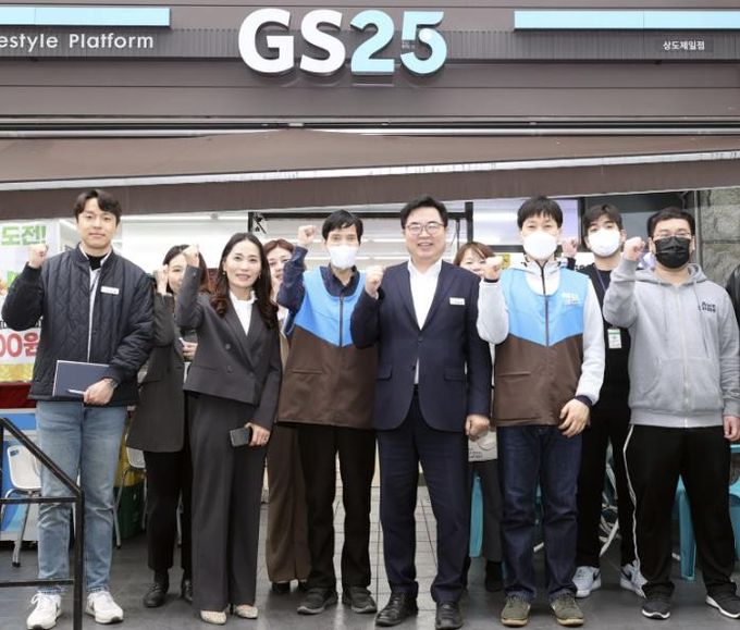 박일하 동작구청장(앞줄 오른쪽 세 번째)이 지난 2023년 동작지역자활센터 편의점 사업단 현장을 방문해 관계자들을 격려한 후 기념 촬영하고 있다.