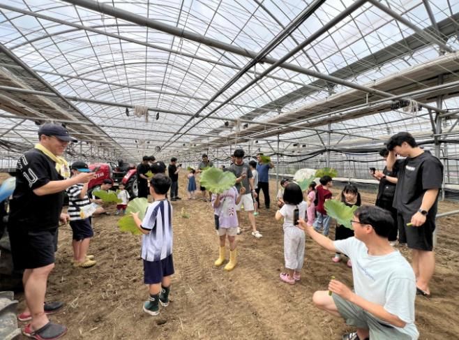 ‘토요일 토요일은 아빠와 함께’ 프로그램에 참여한 가족들이 농부아빠팜에서 생태체험 활동을 하고 있다.