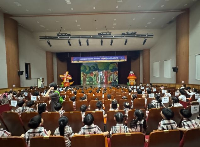 광산구가 지난 9일과 10일 광산구 아토피·천식 안심학교에 등록된 어린이집·유치원을 대상으로 아토피 피부염의 원인·증상 등을 알 수 있는 캐릭터 뮤지컬 간질간질 대마왕 소탕자 공연을 선보였다.