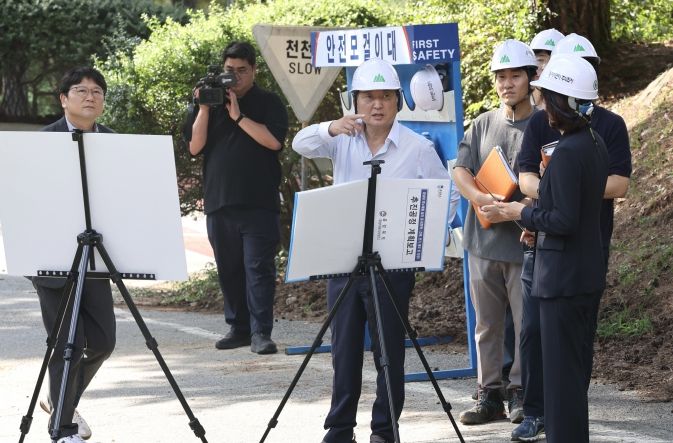김영환 지사, 청남대 모노레일 조성 공사 현장점검