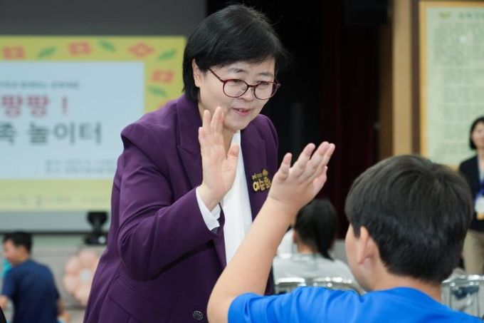 이순희 강북구청장이 강북미래교육지구 ’가족과 함께하는 장애학생 문화체험’ 참여 가족들과 인사를 하고 있다.