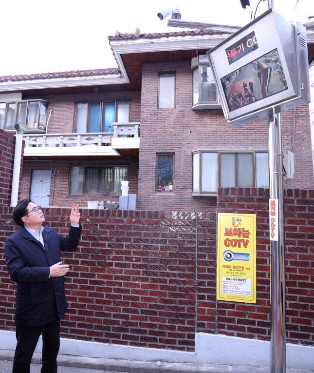 박일하 동작구청장 지난해 2월 관내 상도4동 이면도로에 설치된 ‘보이는 CCTV’ 작동 상황을 점검하고 있다.