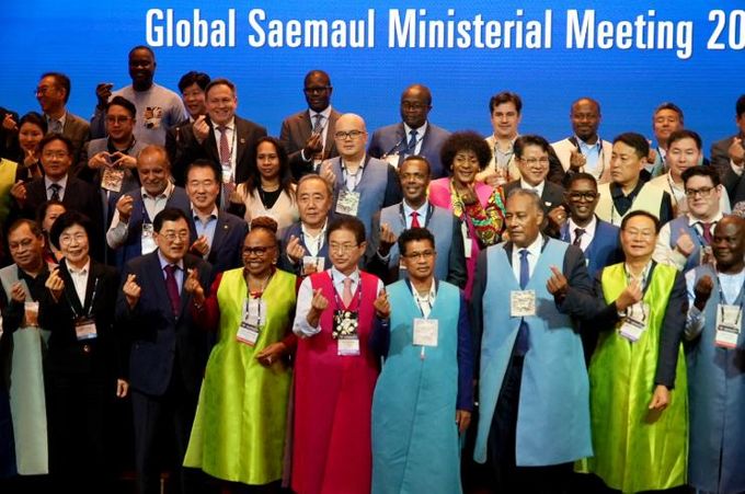 16일 경주시 라한 셀렉트에서 열린 ‘새마을 글로벌협력국 장관회의’에 참석한 46개국 장·차관 및 관계자들이 기념촬영을 하고 있다.