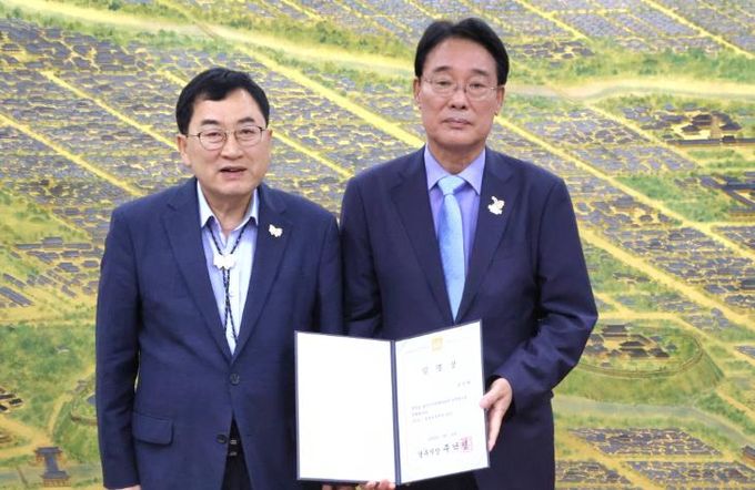 16일 경주시청 대외협력실에서 주낙영 경주시장(왼쪽)이 김진태 신임 경주시시설관리공단 이사장에게 임명장을 수여한 뒤 기념촬영을 하고 있다.