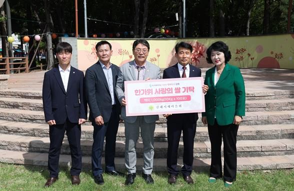 왼쪽부터 최기준 새마을문고김해시지부 회장, 지상무 새마을지도자김해시협의회 회장, 홍태용 김해시장, 노종식 김해시새마을회 회장, 송금자 김해시새마을부녀회 회장