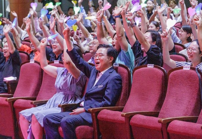 진교훈 서울 강서구청장(맨 앞줄 오른쪽 첫 번째)이 강서구민회관에서 열린 육아 고민 발산 토크쇼 ‘소통왕 말자 할매’에서 양육자들과 함께 공연을 즐기고 있다.