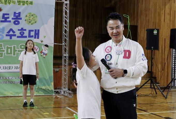 오언석 도봉구청장이 지난 13일 ‘2025 도봉우키 별별축제’에 참여해 지역 아이와 대화를 나누고 있다