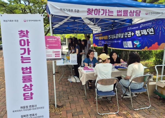 경상국립대학교 인권센터는 9월 15~17일 가좌캠퍼스 도서관 앞 잔디광장에서 ‘2025년 어울림: 연구실&강의실 인권+ 캠페인’을 개최했다.