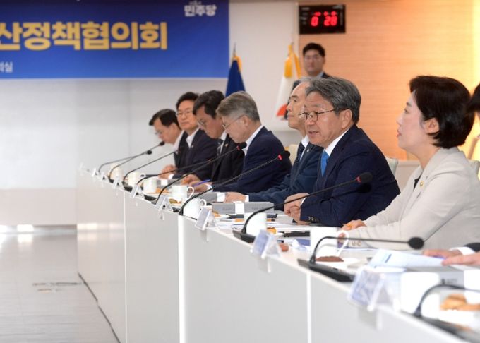 강기정 광주광역시장이 18일 오전 시청 중회의실에서 열린 더불어민주당 예산정책협의회에 참석해 인사말을 하고 있다. /광주광역시 제공