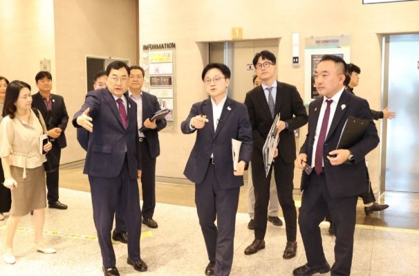 김정관 산업통상자원부 장관과 주낙영 경주시장이 18일 경주예술의전당에서 APEC 경제인행사 준비 상황을 점검하고 있다.