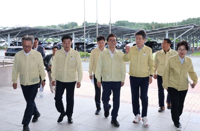 포항시는 19일 해양수산부와 함께 포항 영일만항을 방문했다.