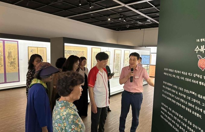 안병구 밀양시장이 20일 밀양시립박물관에서 열린 특별기획전 ‘열매’ 전시 행사에서 참가자들과 작품 설명을 듣고 있다.