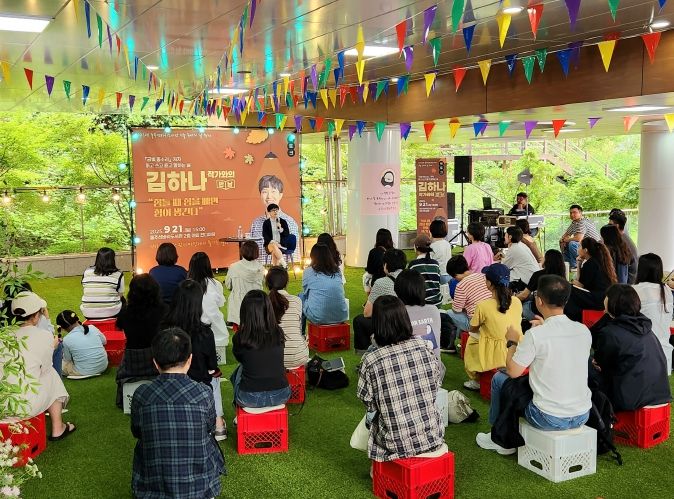 울주선바위도서관이 9월 독서의 달을 기념해 21일 야외잔디마당에서 카피라이터 ‘김하나 작가’ 초청 특별강연을 개최했다.