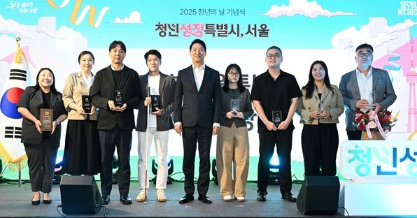 오세훈 서울시장이 20일(토) ‘AP AGAIN(성수일로4길 12)’에서 열린 ‘2025 서울 청년의 날 기념식’에서 ‘서울특별시 청년상’ 수상자와 기념 촬영하고 있다.