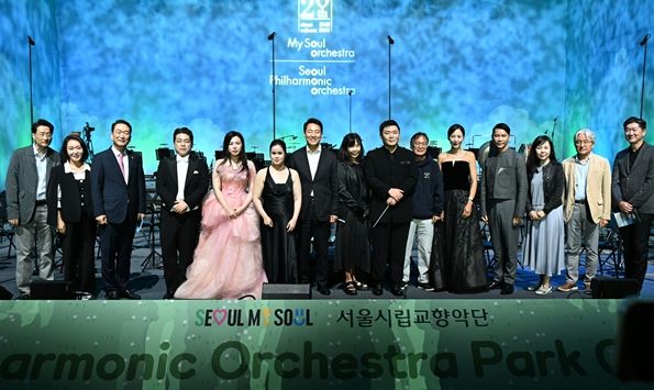 오세훈 서울시장이 20일(토), 북서울꿈의숲 청운답원에서 열린 ‘서울시향 파크 콘서트’에서 서울시향 단원 및 내빈과 기념 촬영하고 있다.