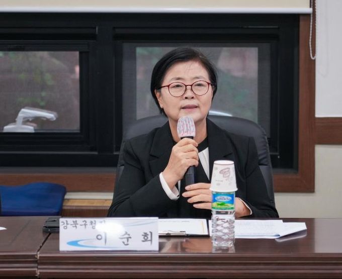 이순희 강북구청장이 19일 강북경찰서 문화마당에서 열린 ‘등하굣길 범죄예방을 위한 소통 간담회’에서 인사말을 전하고 있다.