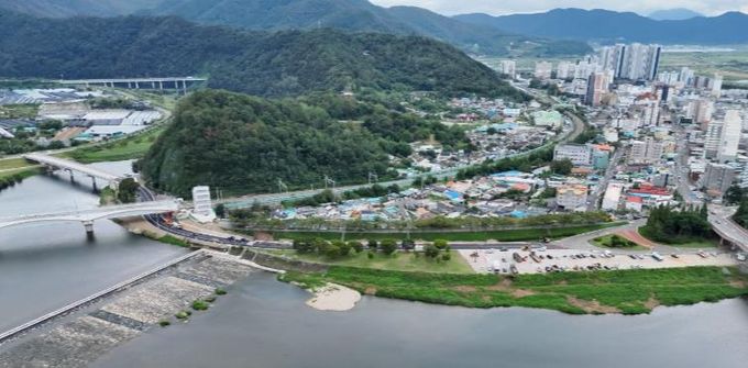 밀양시 가곡동과 용평동을 연결하는 용평2교 및 접속도로 전경
