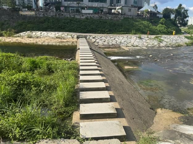 광려천 수변공원 산책로 야간조명 설치공사(징검다리 사진)