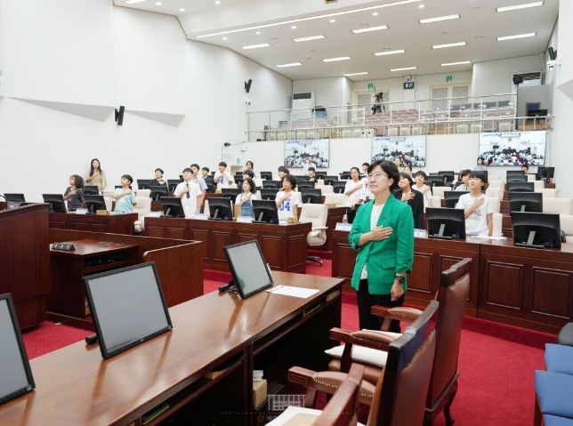 귀덕초등학교 및 납읍초등학교 학생자치회는 2025년 9월 22일(월) 오전 10시 본회의장에서 2025 청소년 의회 의정체험을 실시했다. 이날 교육위원회 고의숙 의원이 학생들을 맞이하여 환영사를 했다.