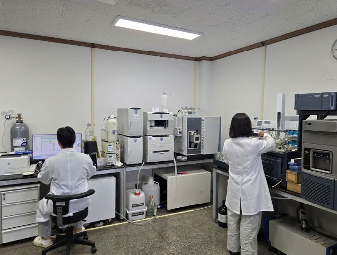 수질분석하고 있는 사진