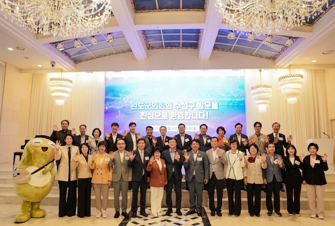 지난 22일 수성구의회는 완도군의회를 초청하여 화합의 시간을 가진 뒤 기념촬영을 하고있다.