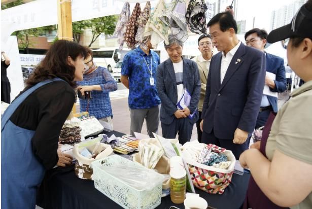 이승로 성북구청장(가운데)이 관계자들과 함께 박람회를 둘러보고 있다