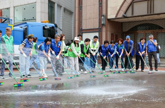 대구 중구, 추석 앞두고 동성로 일원 합동 대청소 실시