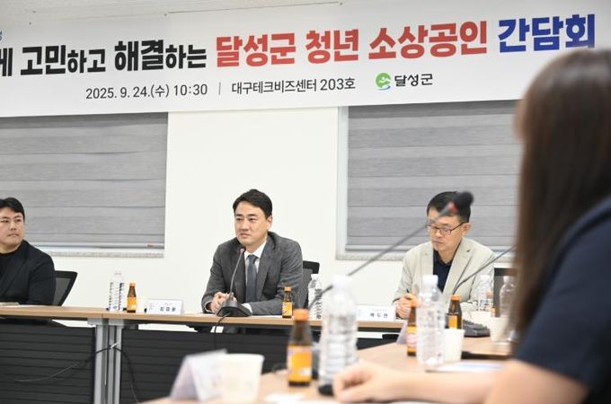 2025년 09월 24일_달성군 청년소상공인 간담회 사진 3(좌측부터 최재규 달성군의원, 최재훈 달성군수, 백두현 달성군 경제환경국장)