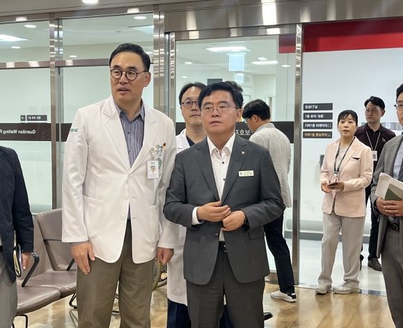 진교훈 서울 강서구청장(맨앞 왼쪽 두 번째)이 24일(수) 추석을 앞두고 이대서울병원 응급의료센터를 찾아 의료 현장을 살펴보고 있다.