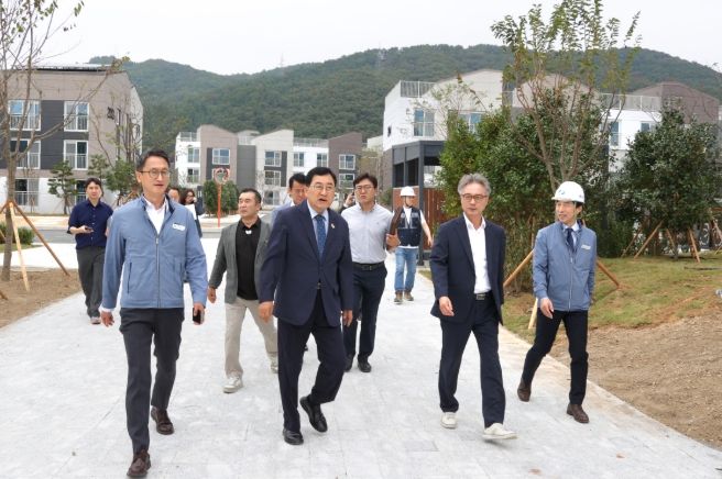 주낙영 경주시장이 24일 APEC 지원인력 숙소로 활용될 한수원 동천 사택 신축 현장을 둘러보고 있다.