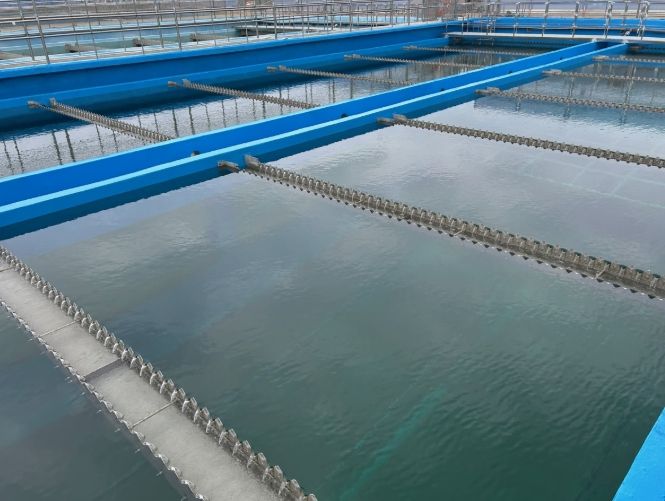 수돗물 정수처리 중인 침전지 전경.