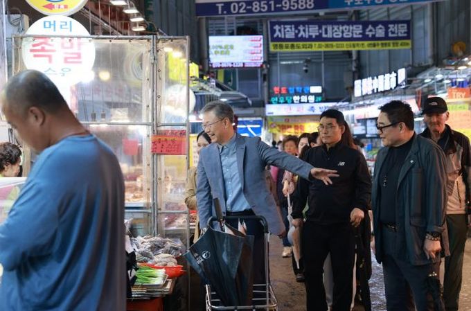 장인홍 구로구청장이 지난 24일 열린 ‘추석 맞이 장터달구미’ 행사에서 관내 전통시장을 방문해 시장 상인과 이야기를 하고 있다.