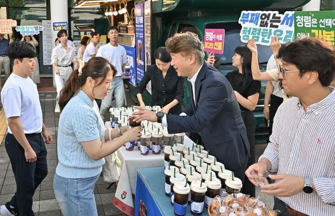 광주광역시 서구, 출근길 카페서 청렴 전하다