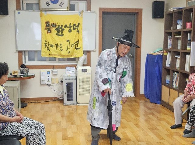 한상덕 전 경상국립대 교수, 온정마을 경로당서 첫 품바 공연