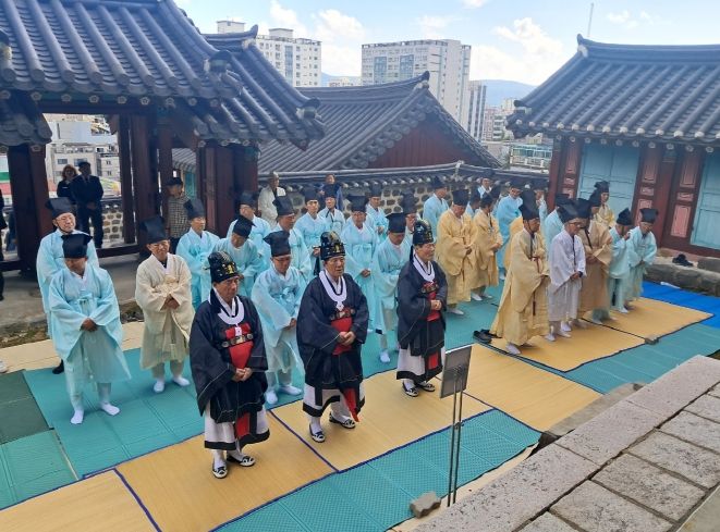 (사)구강서원보존회(이사장 고문구)가 9월 27일(토) 오전 10시 30분 구강서원 내 숭도사에서 2025년 추기향례를 봉행했다. 이번 행사에는 울산 지역 각 문중대표와 서원 원장, 성균관 유도회 회원, 지역 유림 등 200여 명이 참석했다.