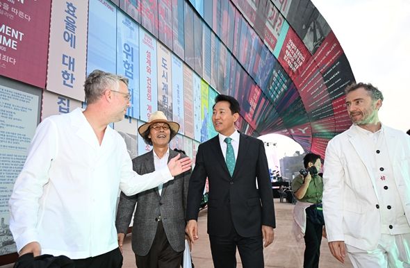 오세훈 서울시장이 26일(금) 열린송현 녹지광장에서 열린 '제5회 서울도시건축비엔날레' 전시 사전투어에서 대형조형물 '휴머나이즈 월(Humanise Wall)' 작품설명을 듣고 있다.