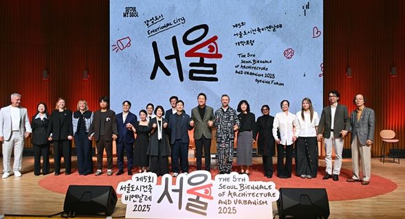 오세훈 서울시장이 27일(토) 오전 서울시청 다목적홀에서 열린 '제5회 서울도시건축비엔날레 개막포럼'에 참석해 기념촬영하고 있다.