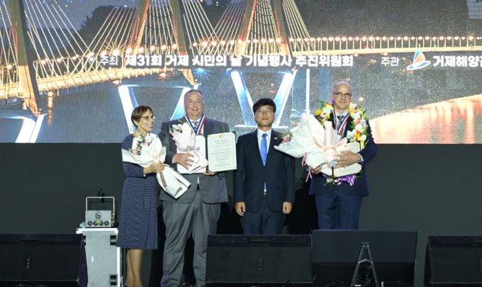 고현항 매립지 첫 개최‘성황’