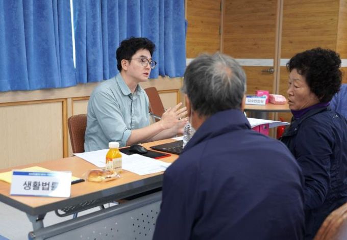 울진군은 지난 9월 24일 울진군청 대회의실에서 국민권익위원회와 함께‘달리는 국민신문고’를 운영했다