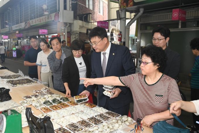 청주시의회, 추석 맞이 전통시장 장보기 행사 실시