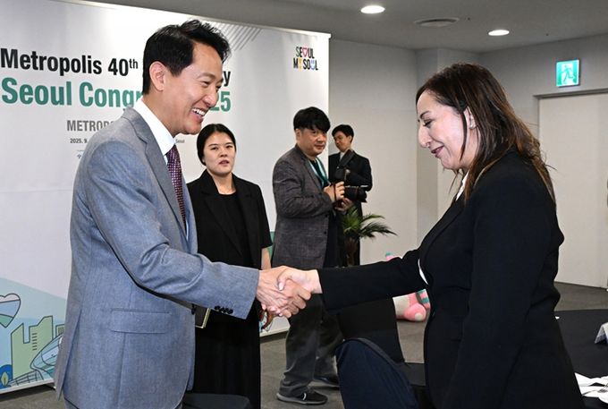 오세훈 서울시장이 29일 동대문디자인플라자(DDP)에서 열린 '2025 세계대도시협의회 창립 40주년 기념 서울 총회' 개회식에 앞서 의장인 파티하 엘 무드니 모로코 라바트 시장(오른쪽)과 악수하고 있다.