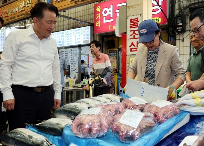 ‘전통시장에 생기를, 지역경제에 활력을’ 김영환 충북도지사, 민생현장 소통 행보