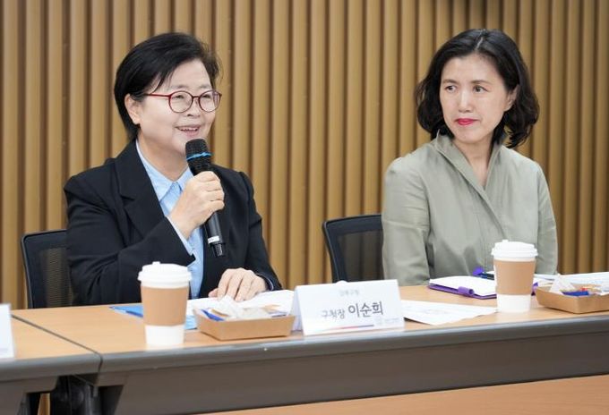 이순희 강북구청장(왼쪽)이 지난 26일 강북구 가족센터에서 진행된 간담회에서 관계자들과 이야기를 나누고 있다.