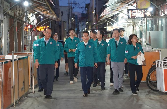 유정근 시장 권한대행을 비롯한 간부 공무원들이 전통시장을 점검하고 있다
