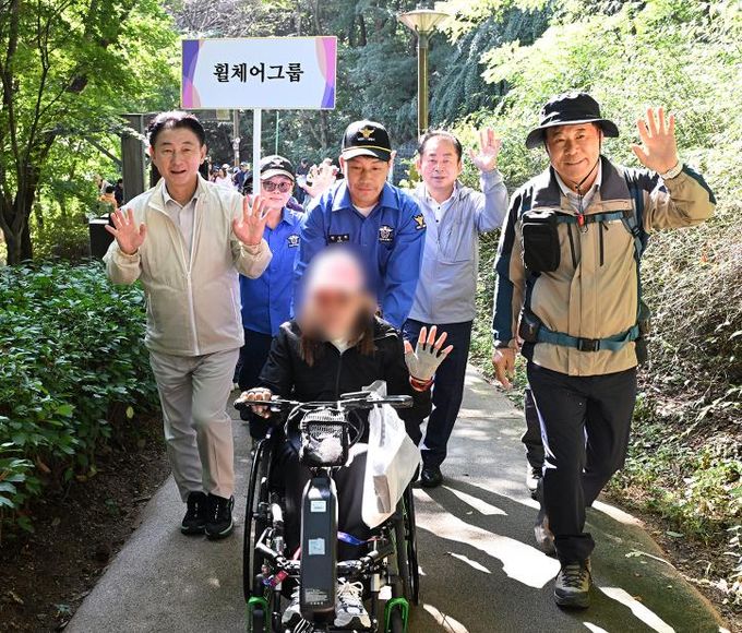 김동근 시장이 9월 27일 ‘제13회 어울림 등반대회’에서 참여자들과 함께 등반을 하고 있다.